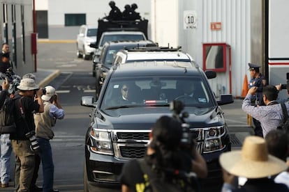 Una caravana de vehículos oficiales escolta a Borge.