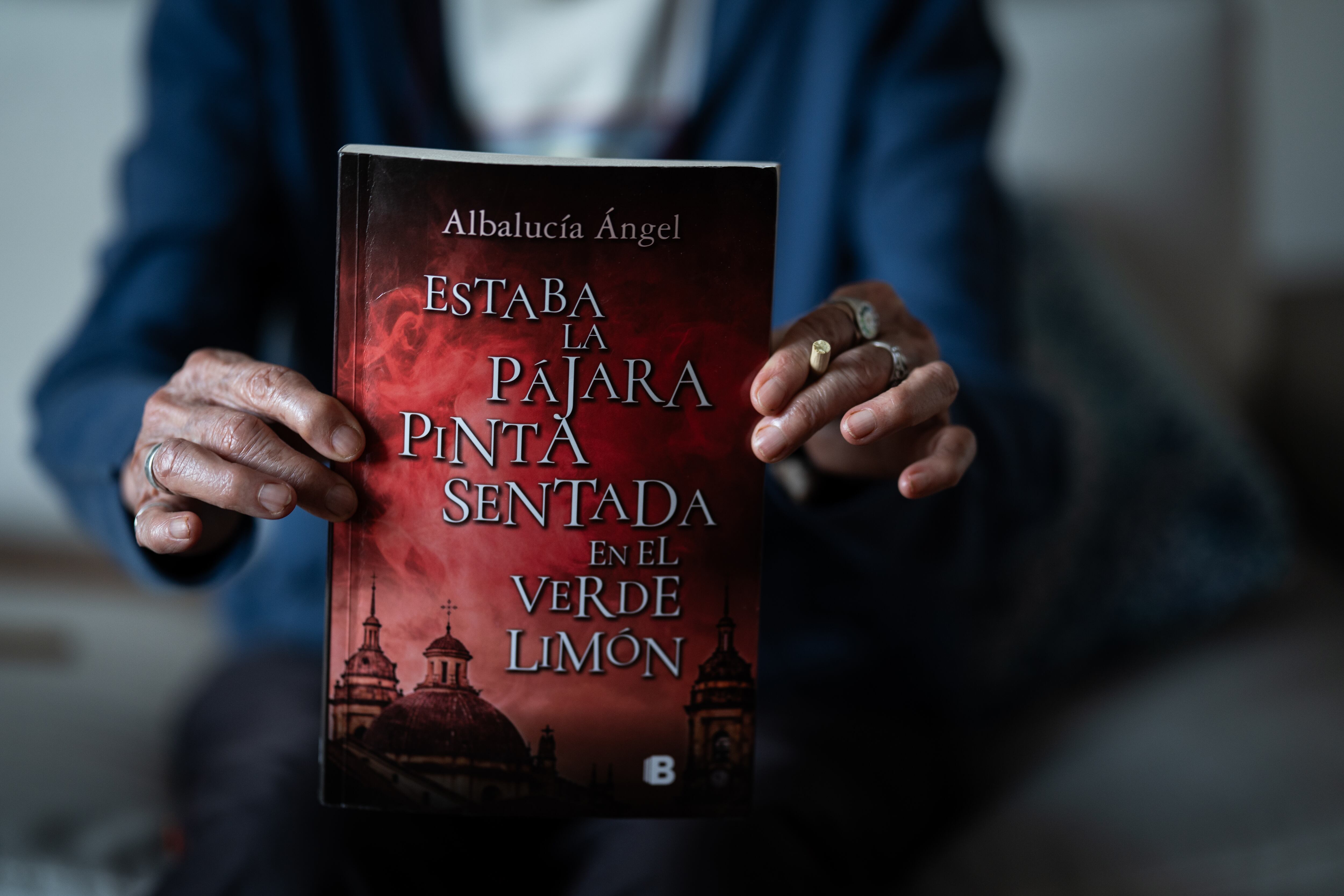 Albalucía Ángel muestra uno de sus libros.