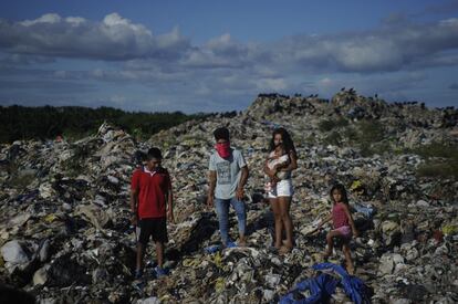 La familia Reyes, en el vertedero de Pucallpa, en la frontera entre Perú y Brasil. Ellos viven en una casita de madera construida a la vereda del basurero, junto con otro centenar de vecinos, todos indígenas shipibo.