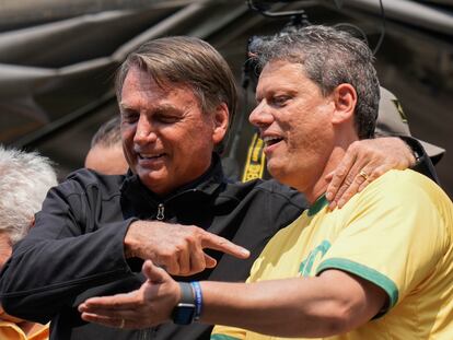 El presidente de Brasil, Jair Bolsonaro, abraza al entonces candidato a gobernador del Estado de São Paulo, Tarcisio de Freitas, durante un mitin en Sorocaba, el 13 de septiembre de 2022.