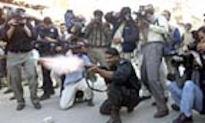 Varios reporteros captan a el disparo de una granada de gas contra manifestantes en Rawalpindi (Pakistán)