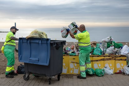 Final de fiesta en las playas de Barcelona, mientras las últimas personas que han pasado la noche en la playa abandonan la arena la brigada de limpieza retira toda la basura. ALBERT GARCIA