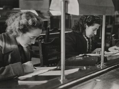 Usuarias en la sala de lectura de la Biblioteca Nacional. 