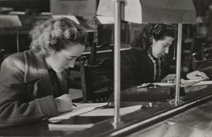 Usuarias en la sala de lectura de la Biblioteca Nacional. 