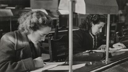 Usuarias en la sala de lectura de la Biblioteca Nacional. 