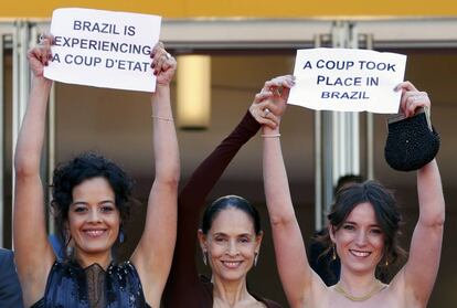 Las protagonistas de 'Aquarius', muestran carteles de protesta contra la destitución de la presidenta de Brasil, Dilma Rousseff.