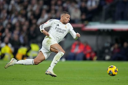 Mbappé durante el partido ante el Sevilla en el estadio Santiago Bernabéu el pasado domingo 22 de diciembre.