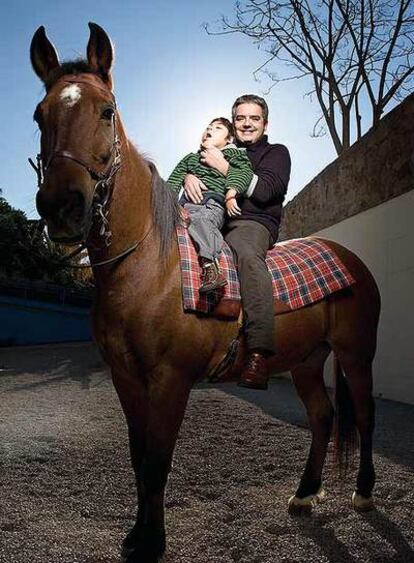 Márius Serra con su hijo en la Fundación Catalana Guimbarda.