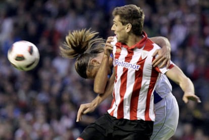 Llorente pugna por el balón con Demichelis.