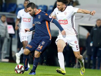 Arda Turam protege el balón con la camiseta del Basaksehir.