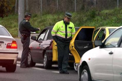 Miembros de la Guardia Civil efectúan un control de tráfico en Madrid.