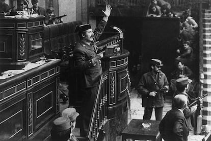 El teniente coronel Antonio Tejero interrumpe el pleno del Congreso y, pistola en mano, ocupa la tribuna de oradores y ordena a gritos: "¡Todo el mundo al suelo!", el 23 de febrero de 1981.