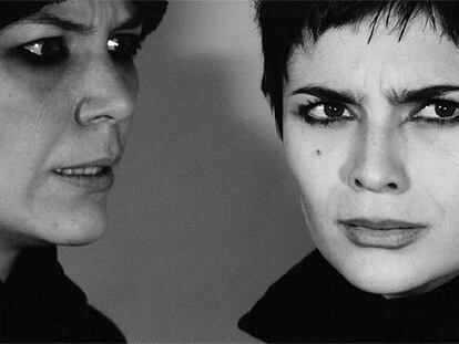 A la izquierda, Juliana Galdino (Antígona) y a la derecha, Arieta Corrêa (Ismene), de Macunaíma.