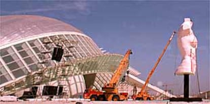 Un inmenso maniquí forma parte del espectáculo que abrirá hoy la Bienal de Valencia.