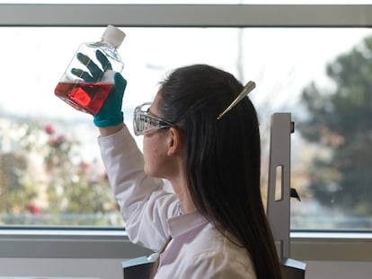 Una científica del centro de investigación y desarrollo de Alcobendas de Lilly, en Madrid, observa una muestra de laboratorio.