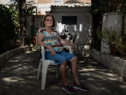 Amparo García, vecina de Badalona, afronta un futuro incierto por la rehabilitación del núcleo de casas donde vive