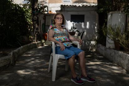 Amparo García, vecina de Badalona, afronta un futuro incierto por la rehabilitación del núcleo de casas donde vive