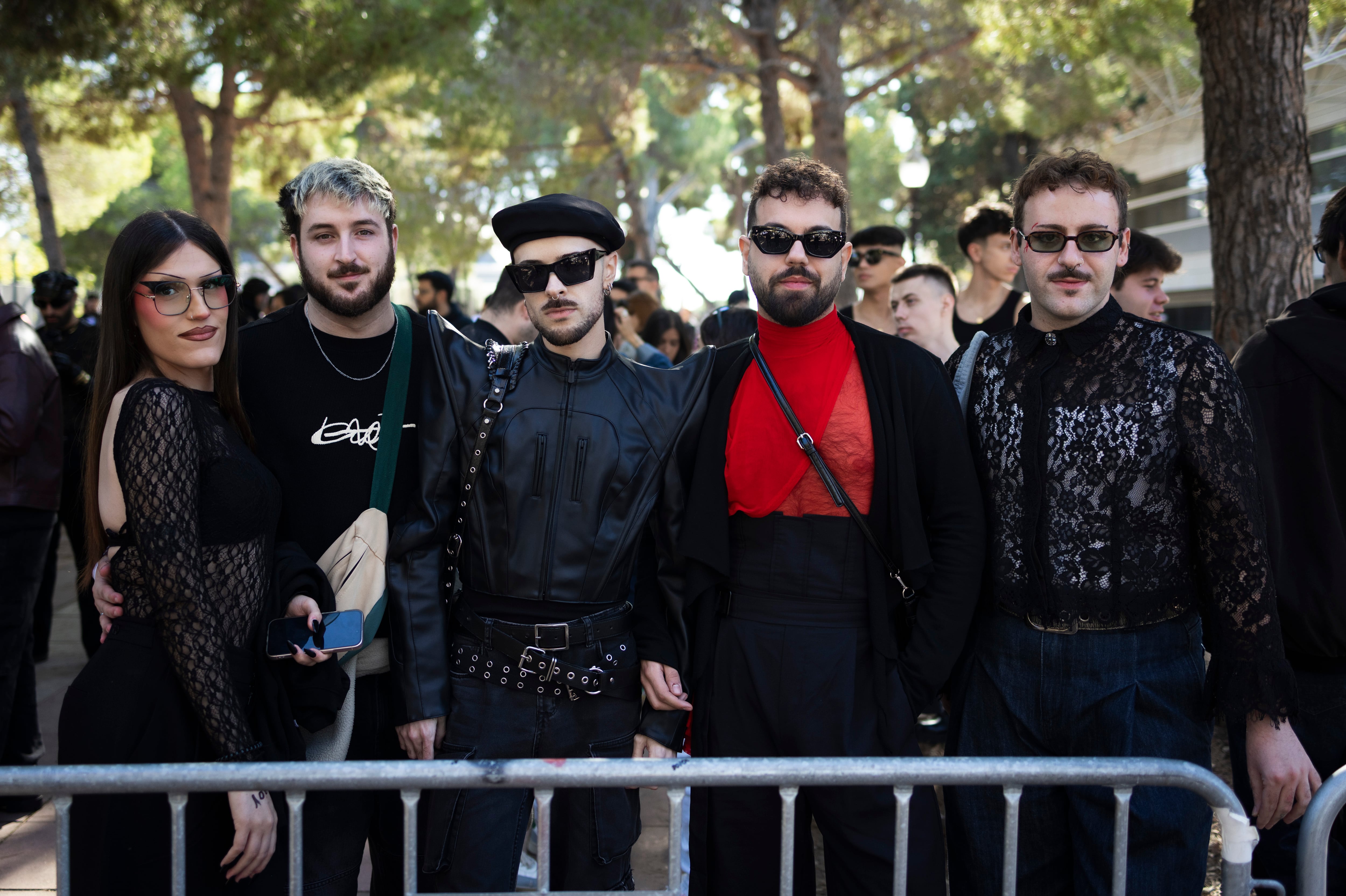 Ambiente en la cola para asistir al concierto de Lady Gaga en Barcelona.