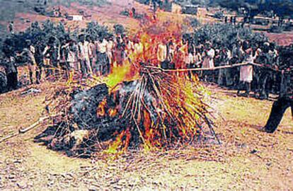 Pira funeraria en la que murió abrasada una viuda el pasado martes en la aldea india de Patna Tamoli.