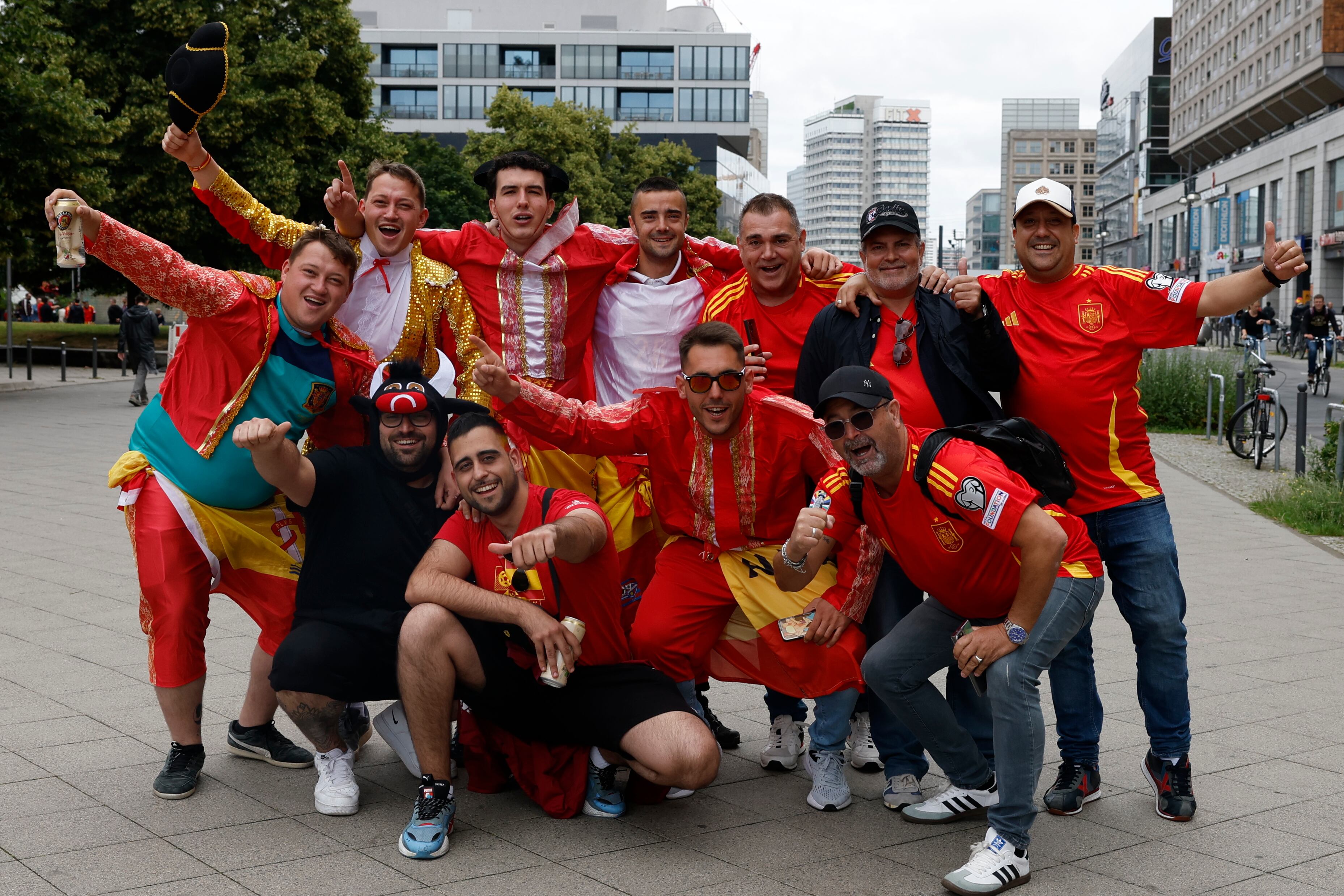 Aficionados de España en Berlín antes del estreno de la selección contra Croacia, este sábado. 