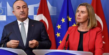 &Ccedil;avusoglu y Mogherini, durante la comparecencia conjunta en Bruselas.