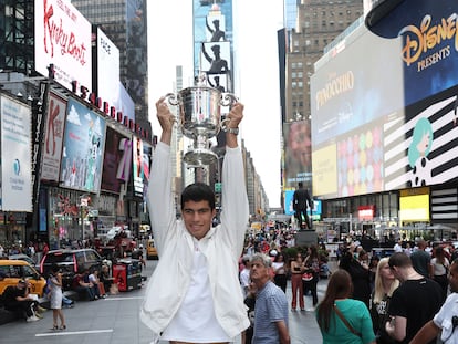 Carlos Alcaraz, con el trofeo US Open en Times Square, este lunes.