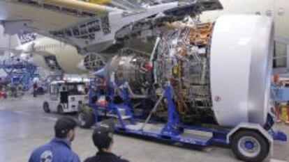 Dos trabajadores participan en el montaje de los dos motores Rolls-Royce Trent XWB del nuevo modelo de avi&oacute;n Airbus A350 XWB, en Colomiers, Francia.