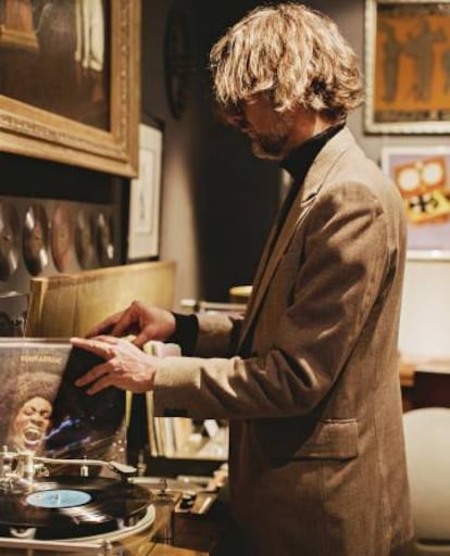 El inglés seleccionando discos en el interior del Phonomuseum de Pigalle, en París.