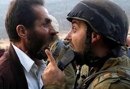 Un hombre palestino discute con un soldado israelí durante los enfrentamientos por una orden sobre el cierre de una escuela palestina en Nablus, Cisjordania.