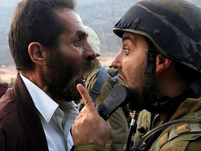 Un hombre palestino discute con un soldado israelí durante los enfrentamientos por una orden sobre el cierre de una escuela palestina en Nablus, Cisjordania.