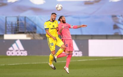 Álvaro Negredo y Sergio Ramos, que se ha lesionado durante el partido, luchan por un balón aereo.