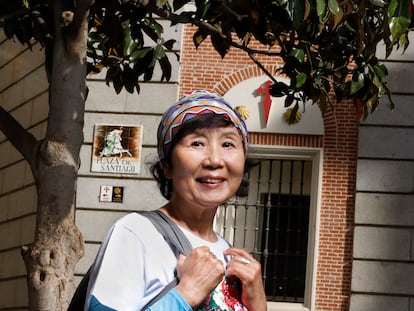 Myung-Sook Seo posa frente a uno de los centros emblemáticos del Camino de Santiago a su paso por Madrid, la Real Iglesia Parroquial de Santiago y San Juan Bautista.