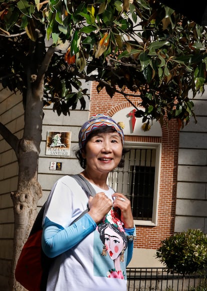 Myung-Sook Seo posa frente a uno de los centros emblemáticos del Camino de Santiago a su paso por Madrid, la Real Iglesia Parroquial de Santiago y San Juan Bautista.