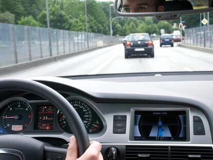 Deixar d'accelerar abans d'arribar a un semàfor ajuda a disminuir la despesa.