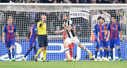 Chiellini celebra su gol ante el Barça.