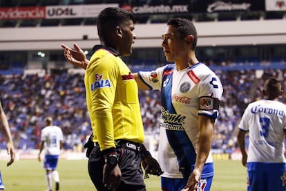 El árbitro Adalid Maganda durante un partido de la Liga MX.