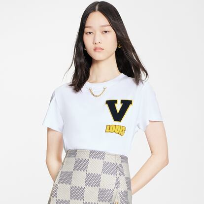 Si eres una apasionada del estilo college, esta camiseta con parche en tejido de rizo de Louis Vuitton y cadena en el cuello es justo lo que necesitas.

650€