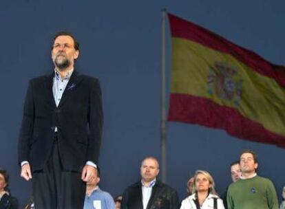 Rajoy, dirigentes del País Vasco amenazados y la hermana de Miguel Ángel Blanco se cuadran para escuchar el himno nacional al final de la manifestación.