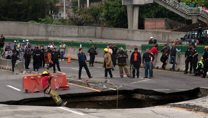 Un bombero desciende al hoyo abierto en el Paso Expr&eacute;s construido por Aldesa.