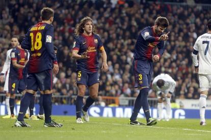 El mechero impacta en Piqué y éste lo guarda en la mano.