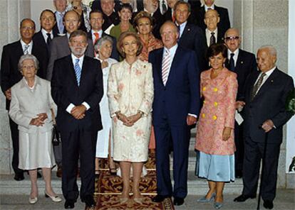 Los Reyes posan en Cáceres con los galardonados con las medallas de las Bellas Artes.