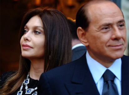 El primer ministro italiano, Silvio Berlusconi, y su esposa, Veronica Lario, acuden a una cena oficial en Roma, en 2004.