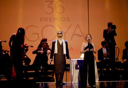 C. Tangana y Rita Payes, durante su actuación en la gala de los Goya.