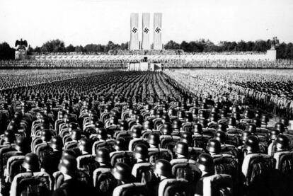 Cerca de 100.000 soldados escuchan el discurso de Adolf Hitler  en una convención del partido nazi en Nuremberg.