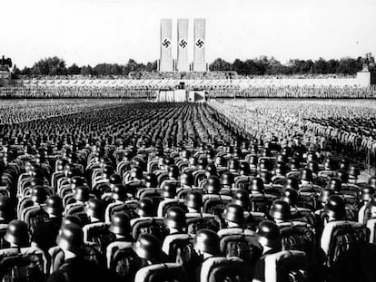 Cerca de 100.000 soldados escuchan el discurso de Adolf Hitler en una convención del partido nazi en Nuremberg.