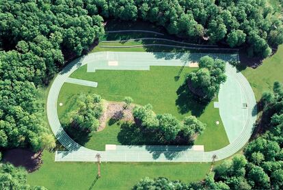 Estadi d'atletisme Tossol-Basil (Olot, Girona, 2000). Una de les seves primeres obres i tot un manifest del que cal fer amb el paisatge: respectar-lo, aprendre a conviure amb ell.