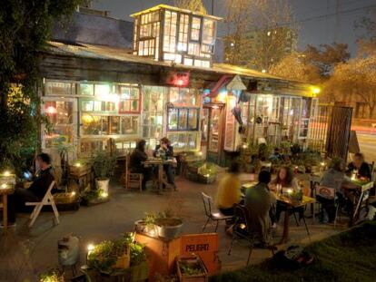 El restaurante La Jardín está montado con todo tipo de objetos reciclados.