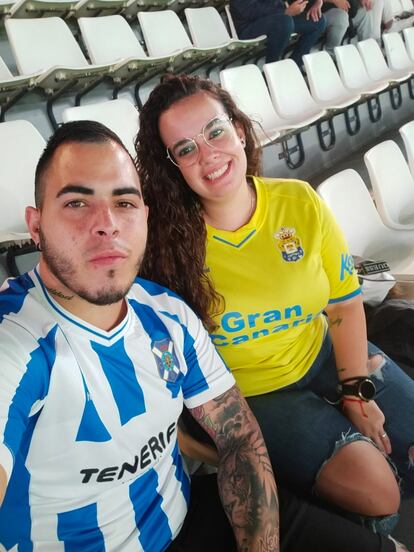 Los aficionados Judith Santana y Jacob Palmero con las camisetas de sus respectivos equipos en el Estadio Gran Canaria el pasado 26 de noviembre.