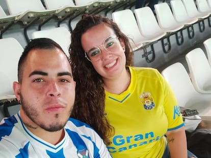 Los aficionados Judith Santana y Jacob Palmero con las camisetas de sus respectivos equipos en el Estadio Heliodoro Rodríguez a principios de esta temporada.