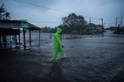 En su paso por Veracruz, el huracán ocasionó el desbordamiento de ríos, inundaciones y deslaves en algunas localidades que obligaron a las autoridades a evacuar a los pobladores.